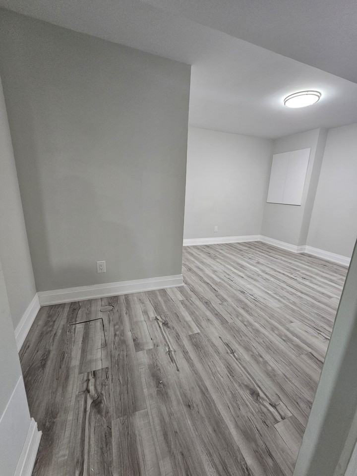 1869 Narcissus Gardens - Photo 2 of 15