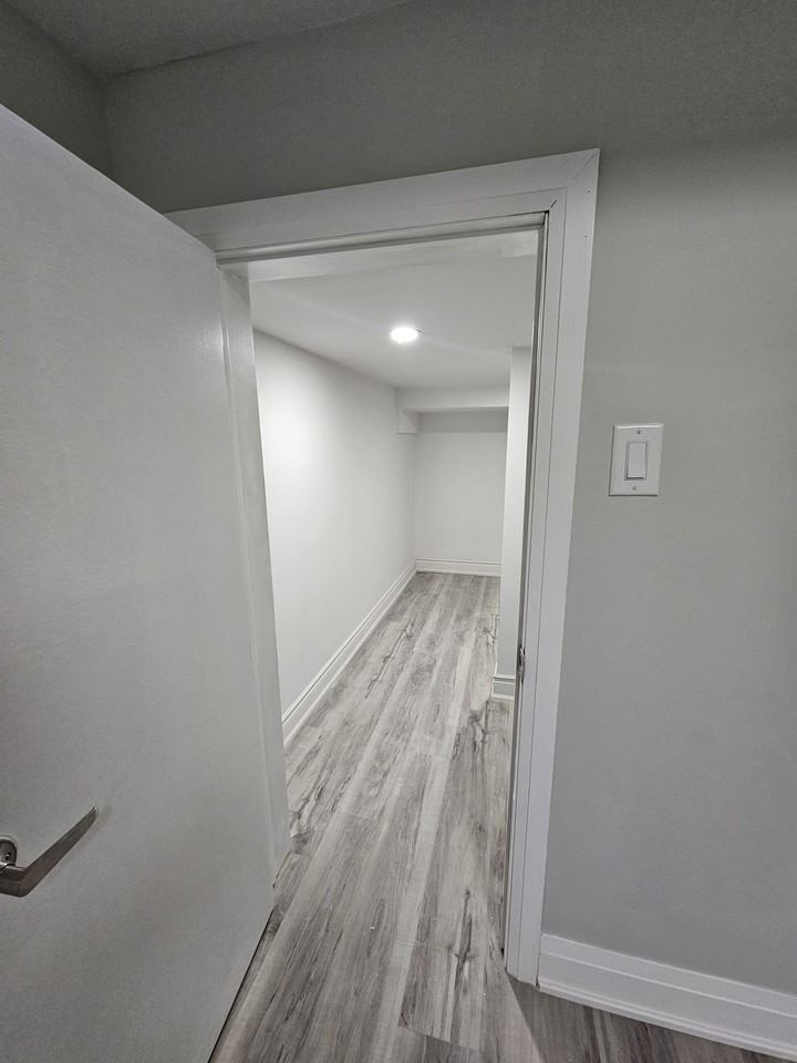 1869 Narcissus Gardens - Photo 3 of 15