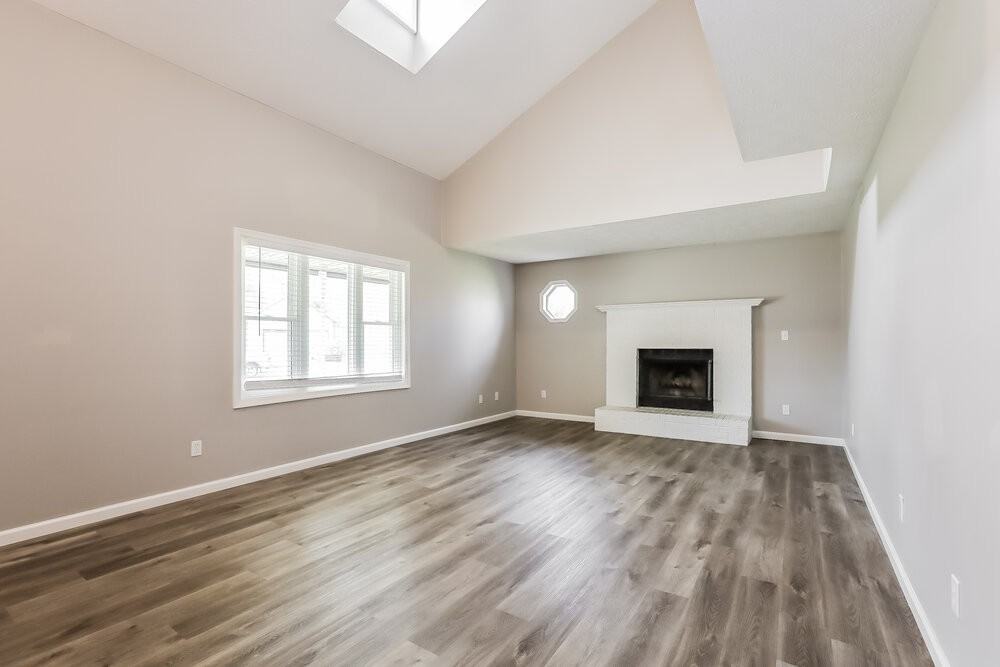 8460 Countryside Ct - Photo 4 of 17