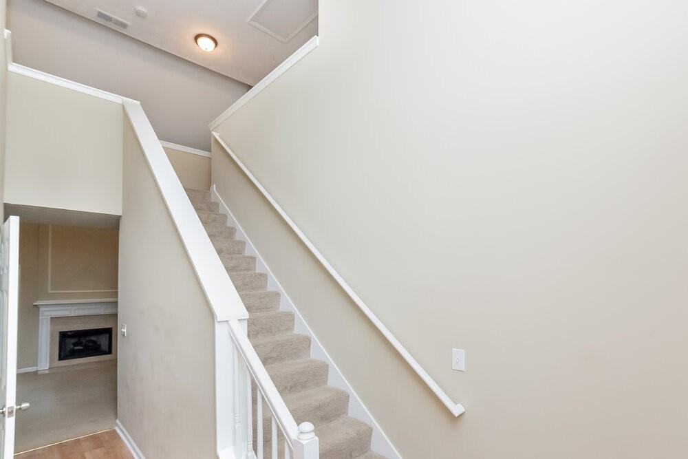 384 Jasmine Dr - Photo 2 of 13