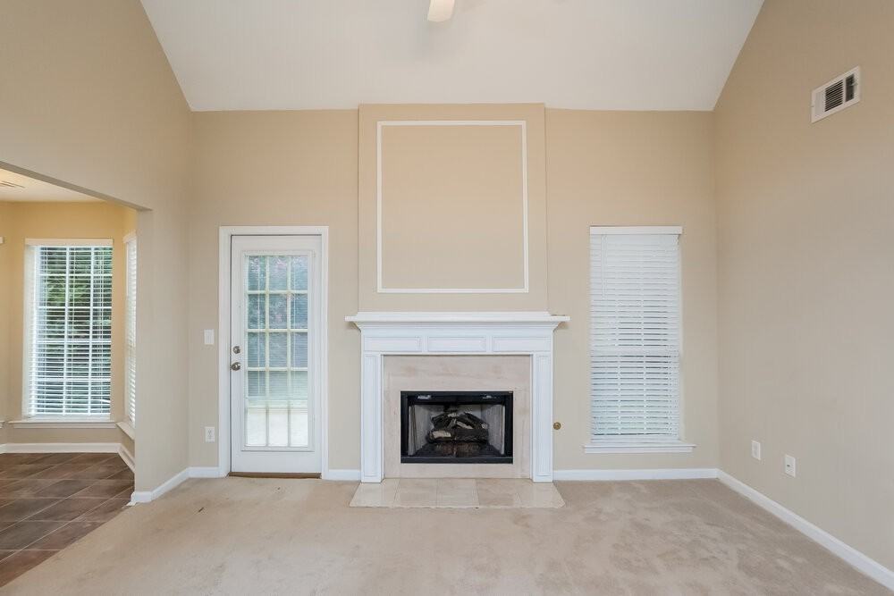 384 Jasmine Dr - Photo 3 of 13