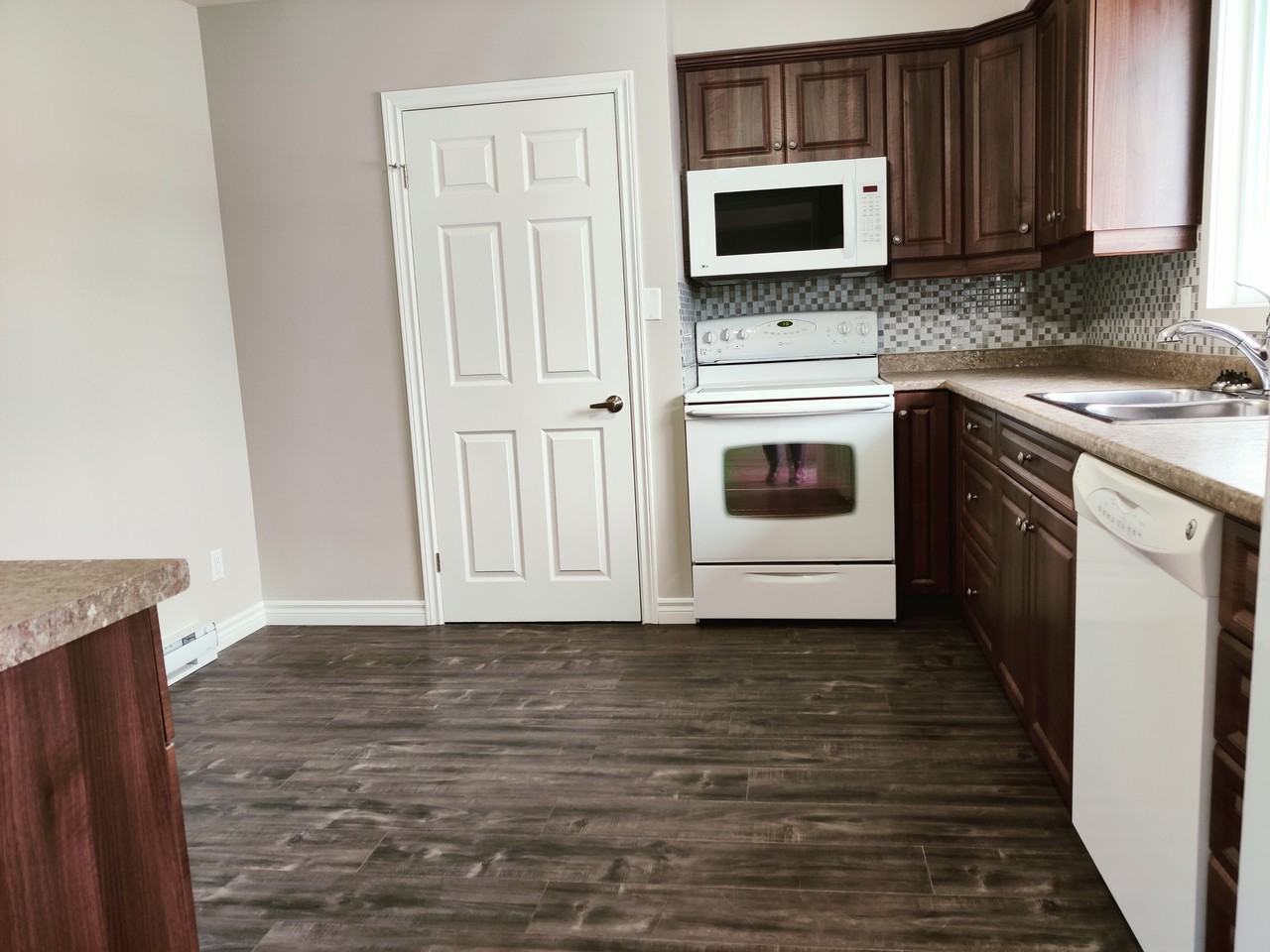 10 Hudson Cres Uppr #1UPPER - Photo 3 of 17