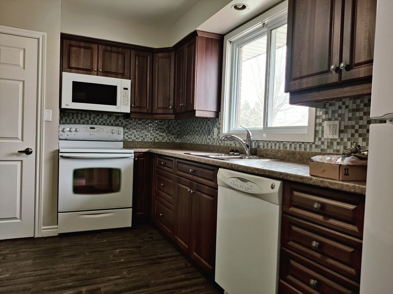 10 Hudson Cres Uppr #1UPPER - Photo 4 of 17