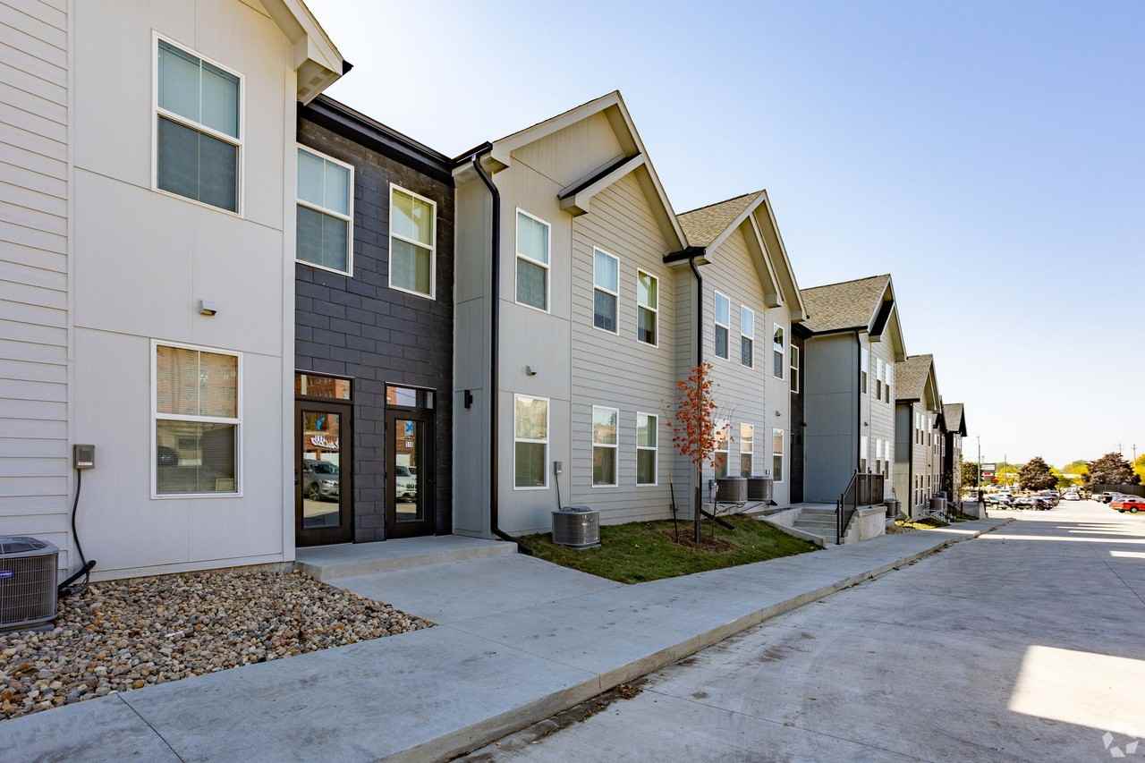 2nd Ave Rowhomes - Photo 3 of 8