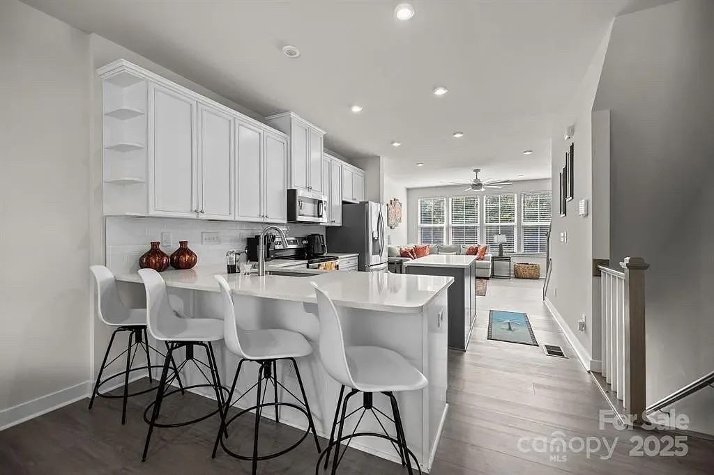 912 Broad River Ln - Photo 5 of 14