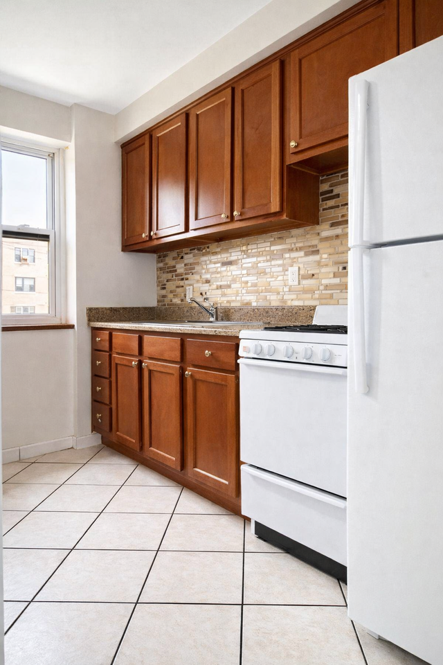 220 HUTCHINSON AVENUEAPT B-11 #B11 - Photo 4 of 11