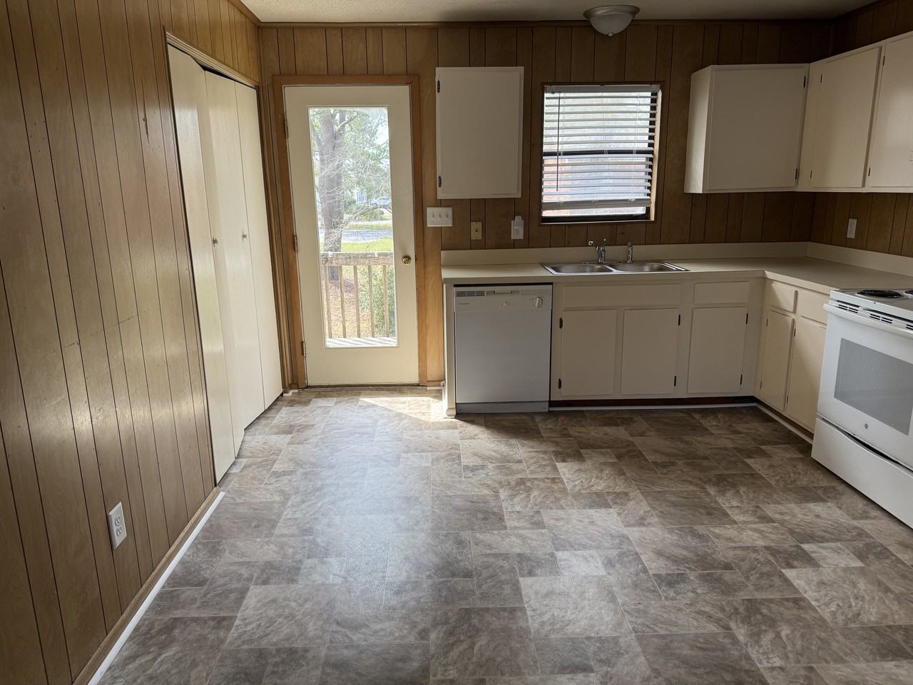 3809 Symi Circle - 1Apt 7 #1 - Photo 4 of 7