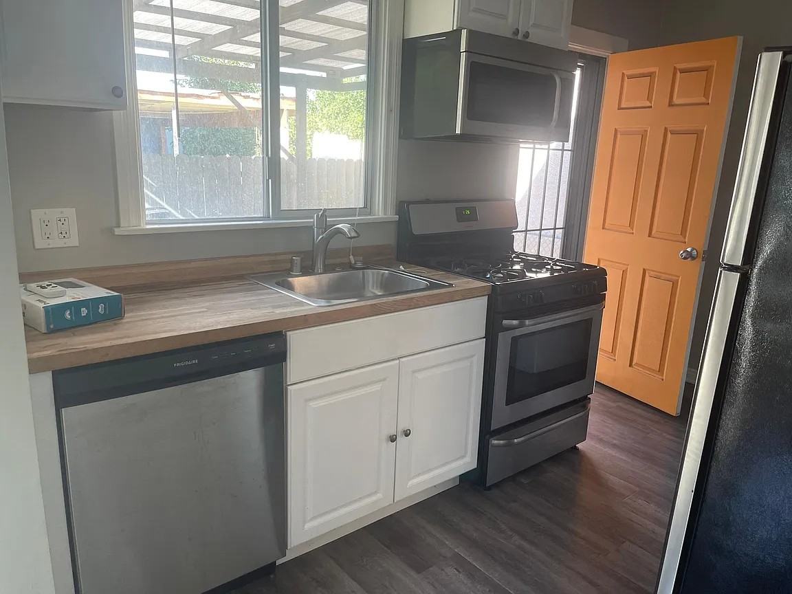 1111 Blake Avenue - Photo 2 of 15