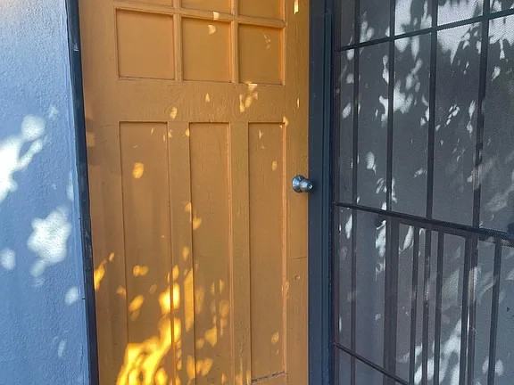 1111 Blake Avenue - Photo 4 of 15