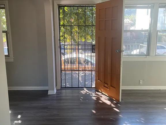 1111 Blake Avenue - Photo 5 of 15