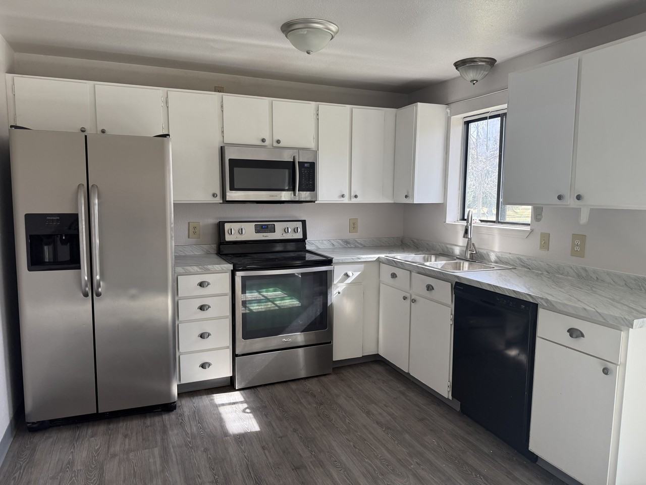 3541 Granger Ave W - Photo 2 of 15