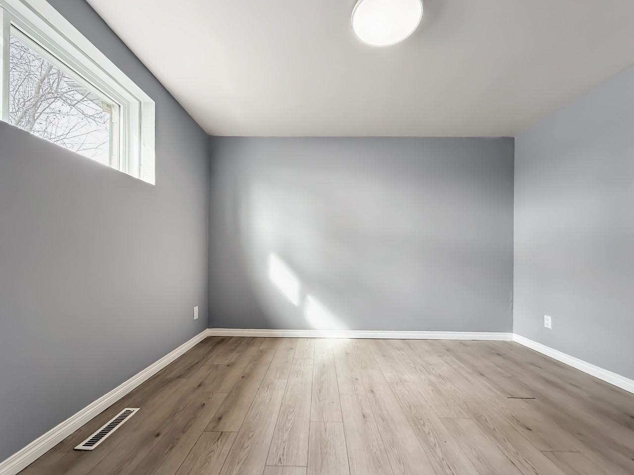 9208 127 Ave Nw Lowr - Photo 4 of 16