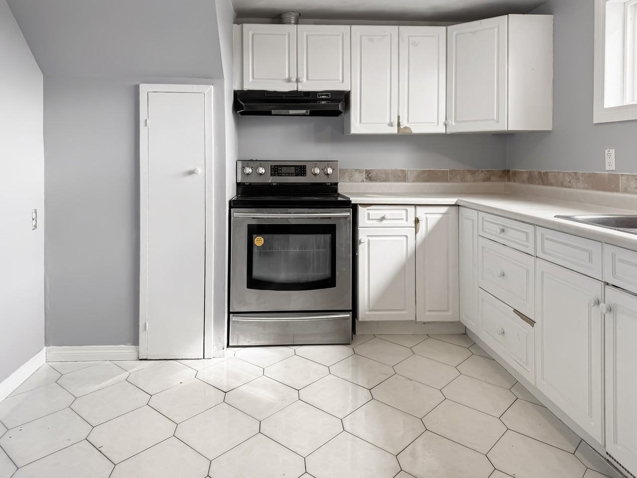 9208 127 Ave Nw Lowr - Photo 6 of 16