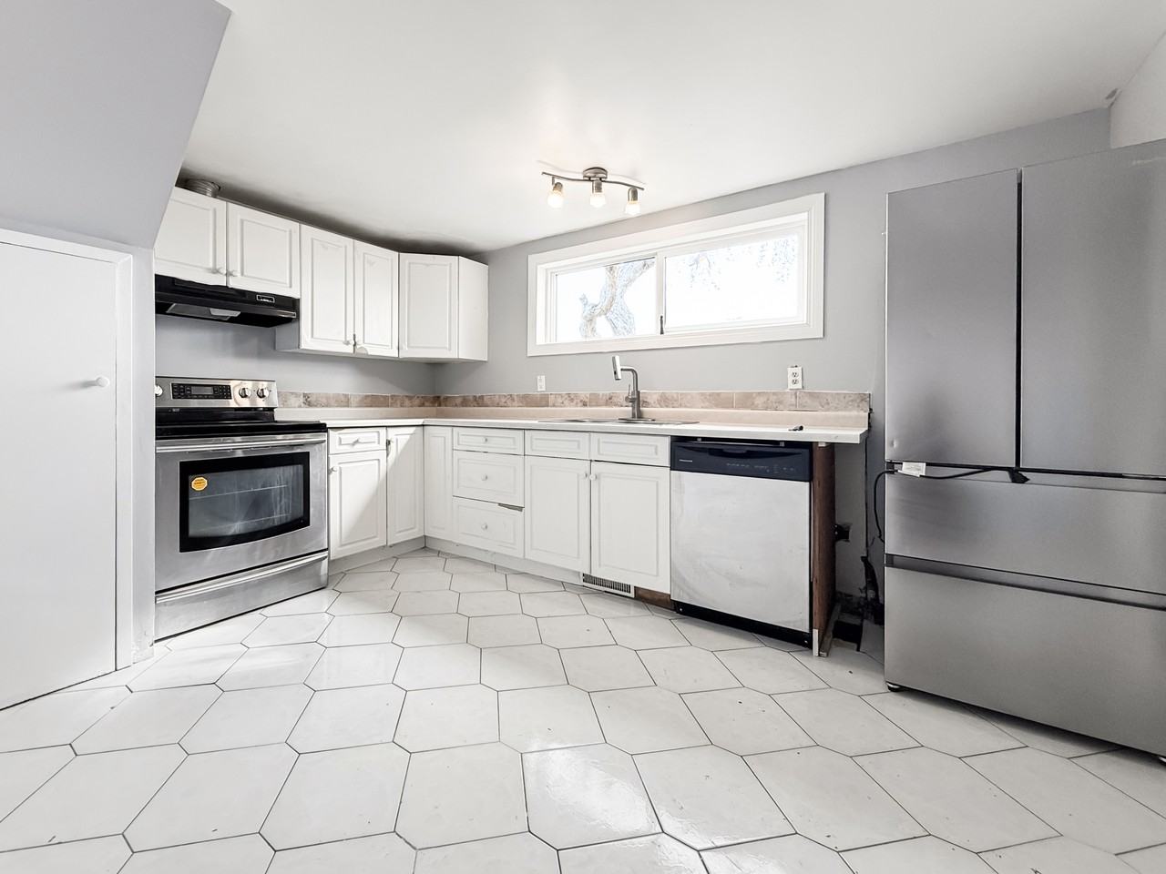 9208 127 Ave Nw Lowr - Photo 7 of 16