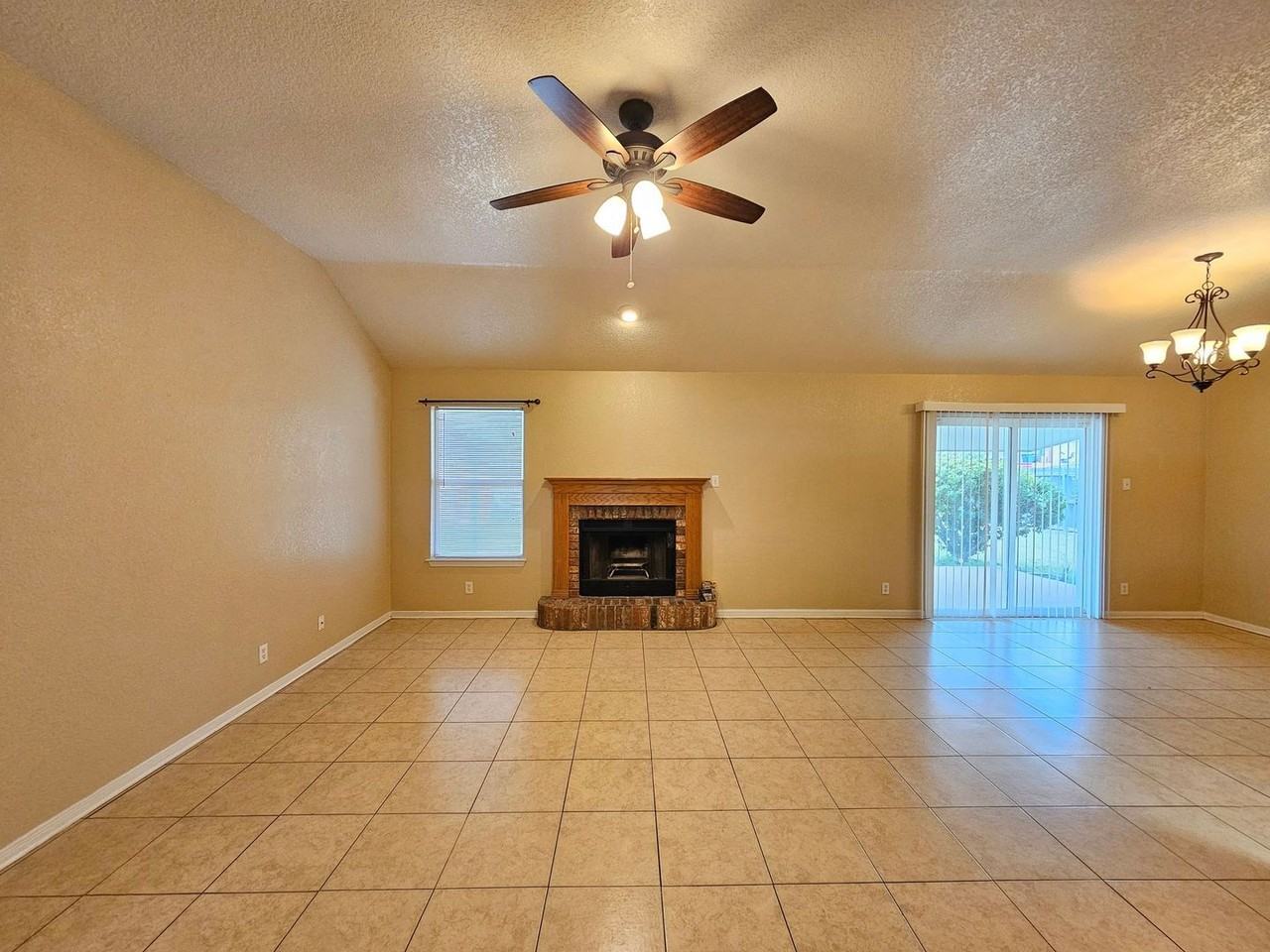 1507 Judy Ln - Photo 3 of 30