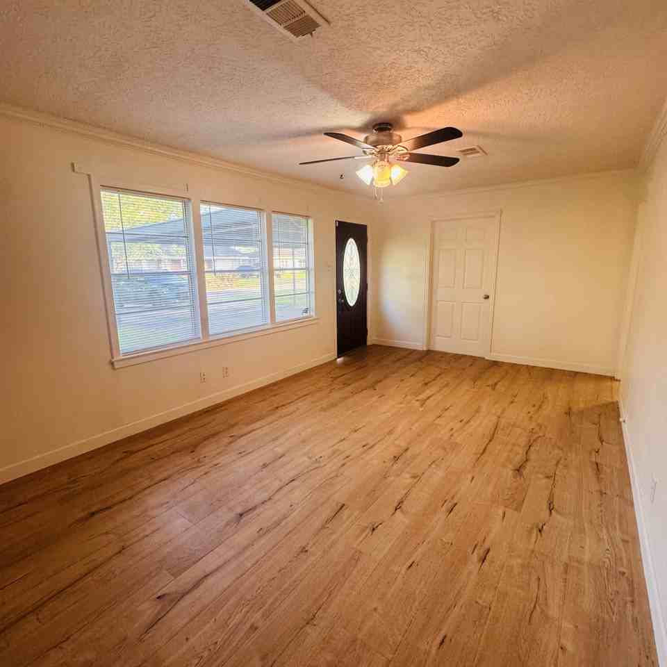 2237 11th St - Photo 3 of 23