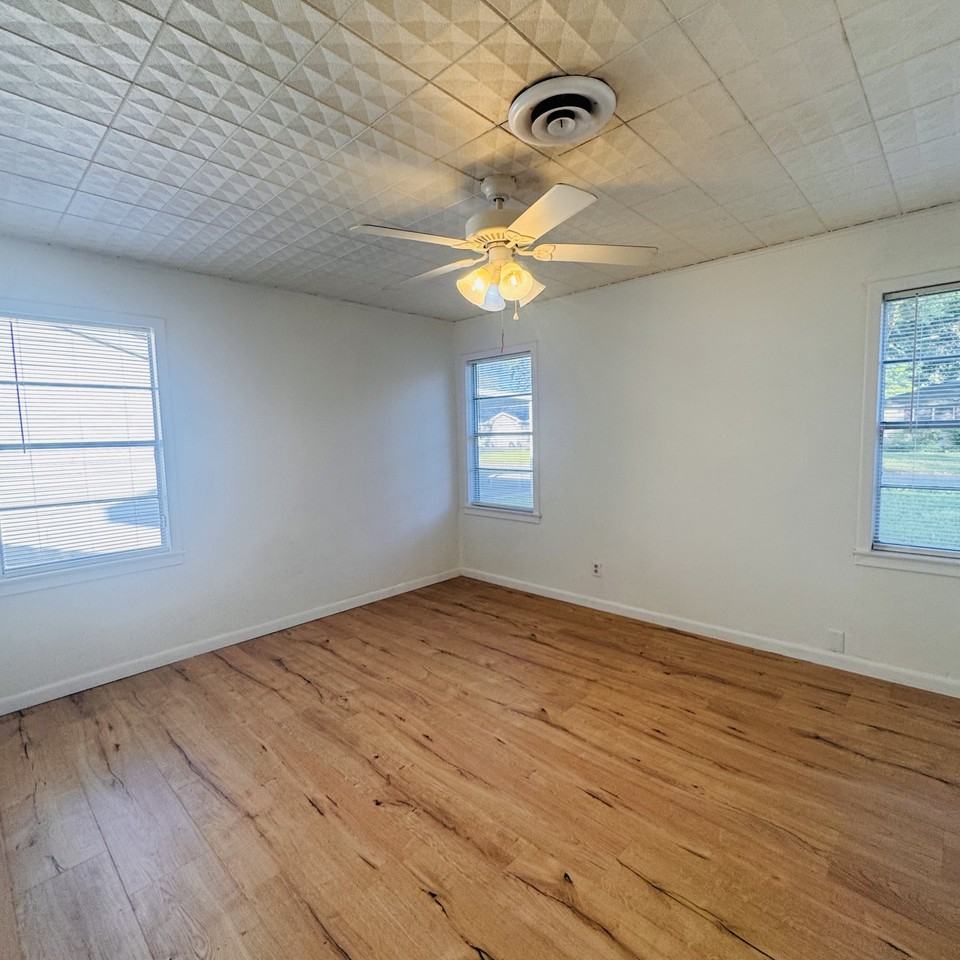 2237 11th St - Photo 4 of 23