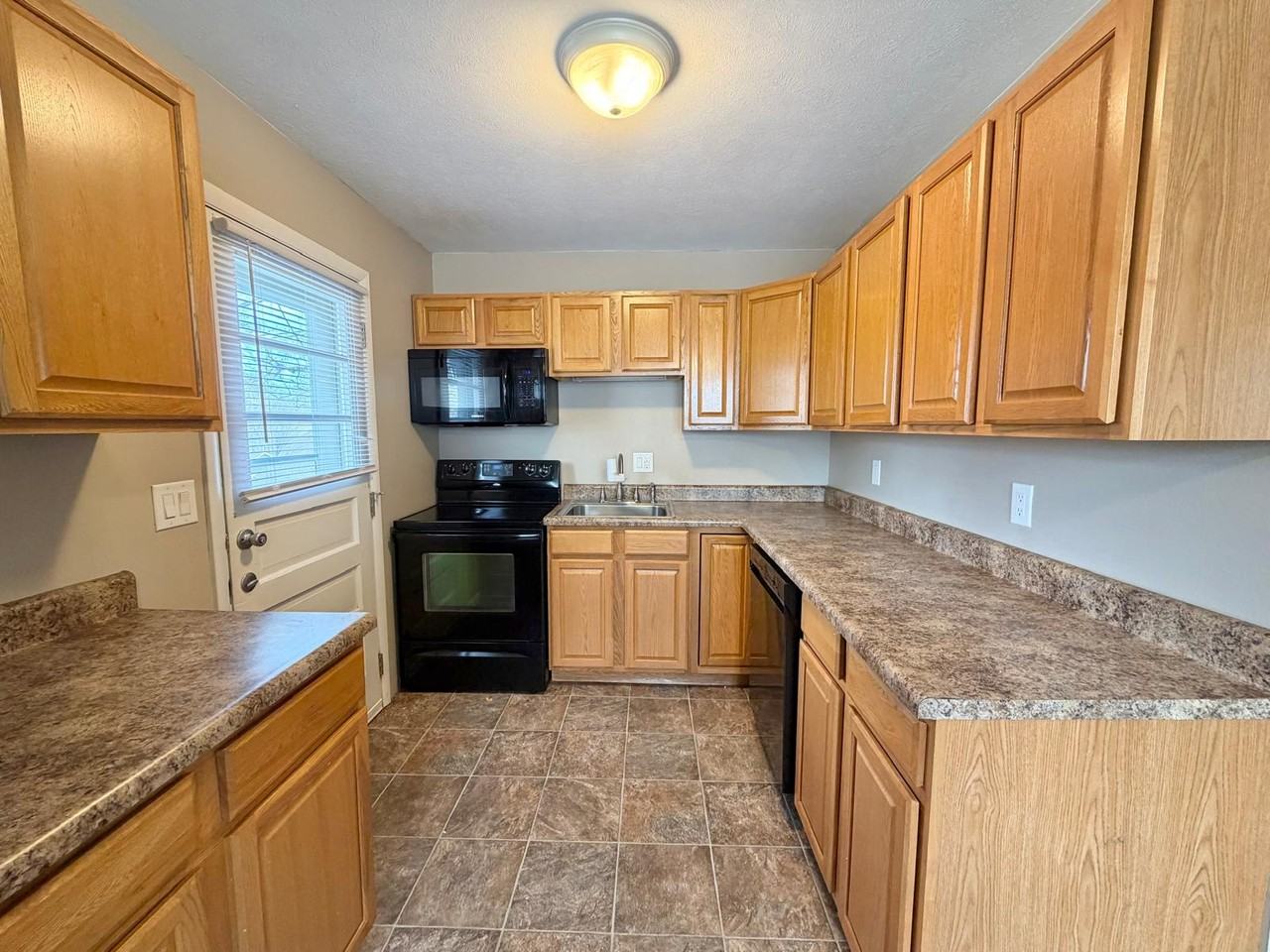 1740 S Park Ave #1-2 - Photo 5 of 9