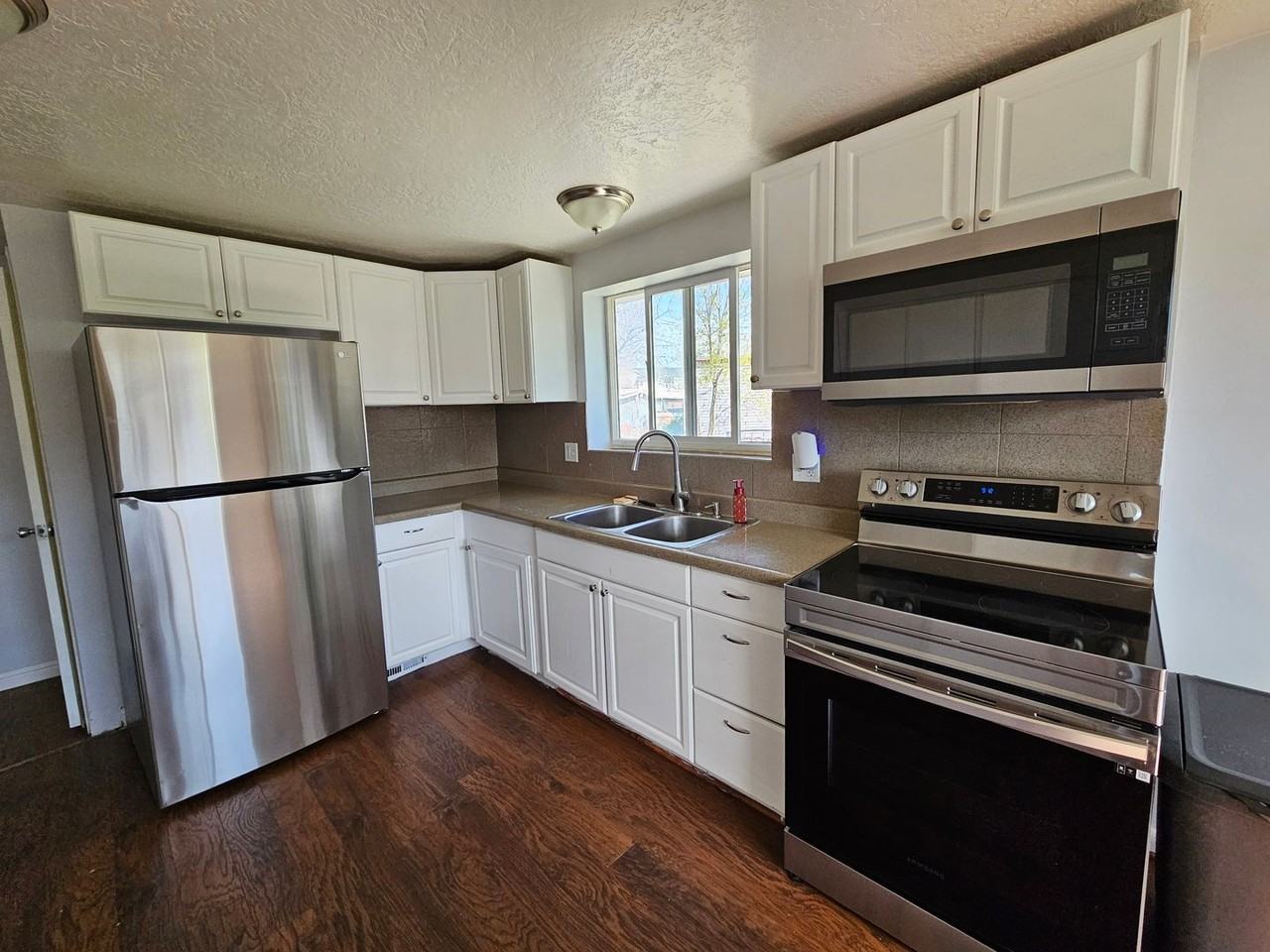 860 Maplewood Cir - Photo 7 of 38