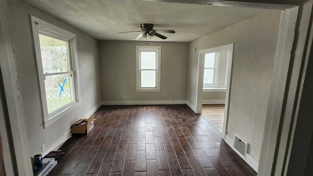 910 Scott Ave - Photo 2 of 6