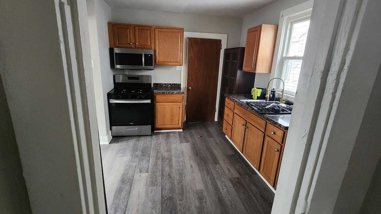 910 Scott Ave - Photo 3 of 6