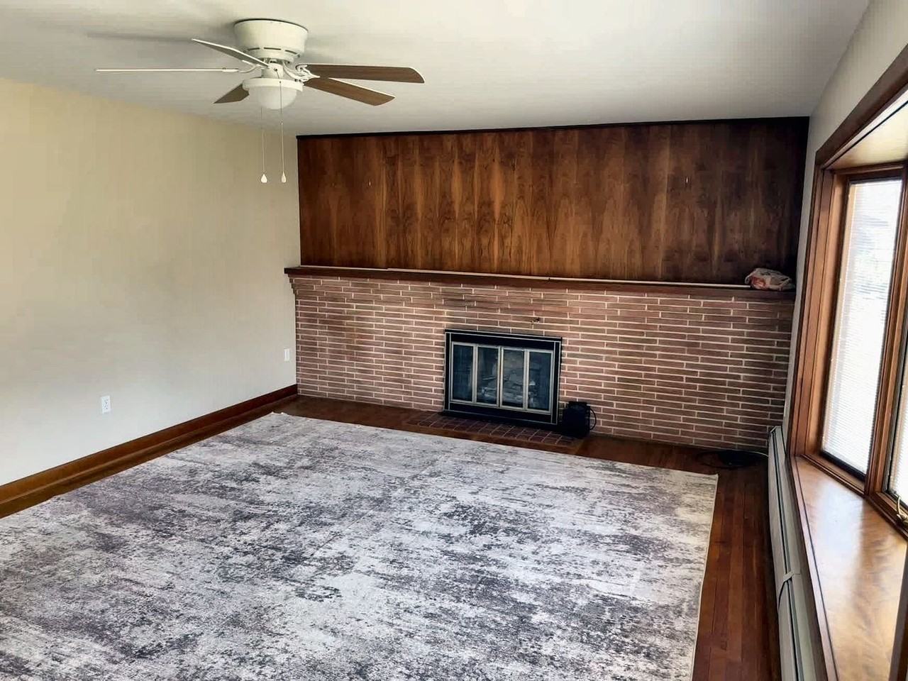 1045 S Pitt St - Photo 3 of 12