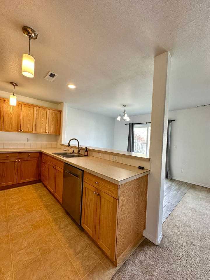 2895 Sw Indian Ave - Photo 4 of 20