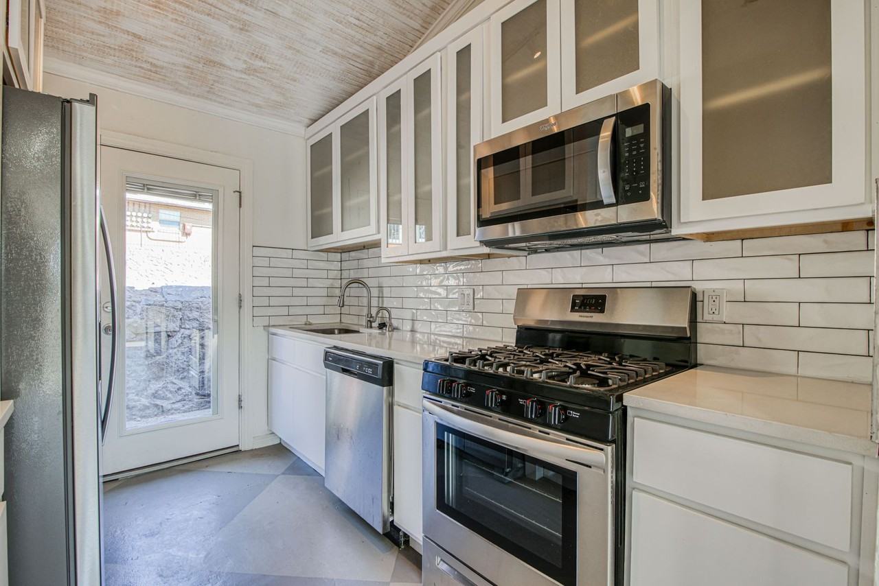 1606 N Stanton St - Photo 2 of 8