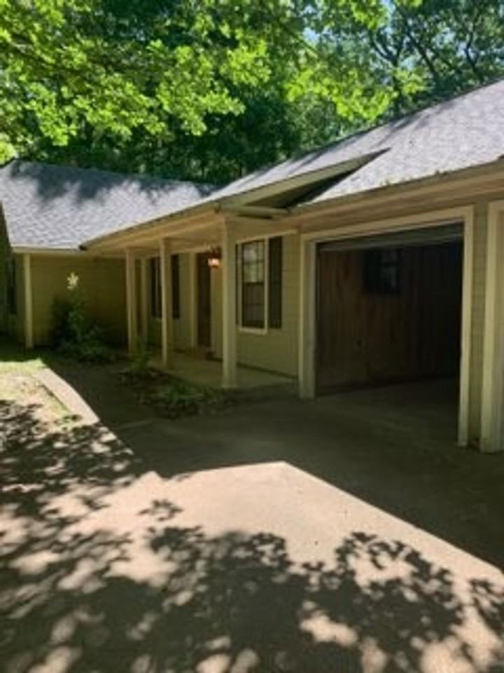 215 Britton Dr - Photo 3 of 21