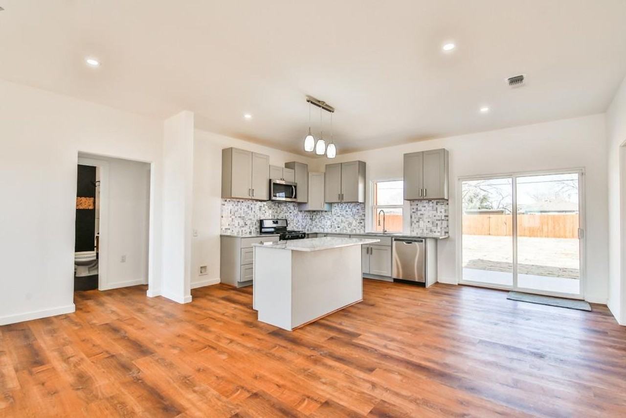 2308 36th St - Photo 4 of 14