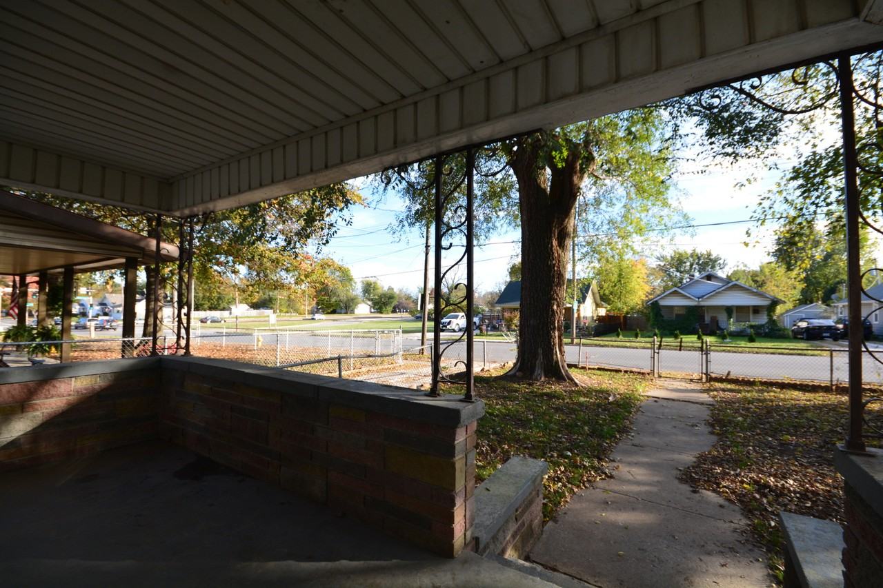 1621 W Atlantic St - Photo 2 of 16