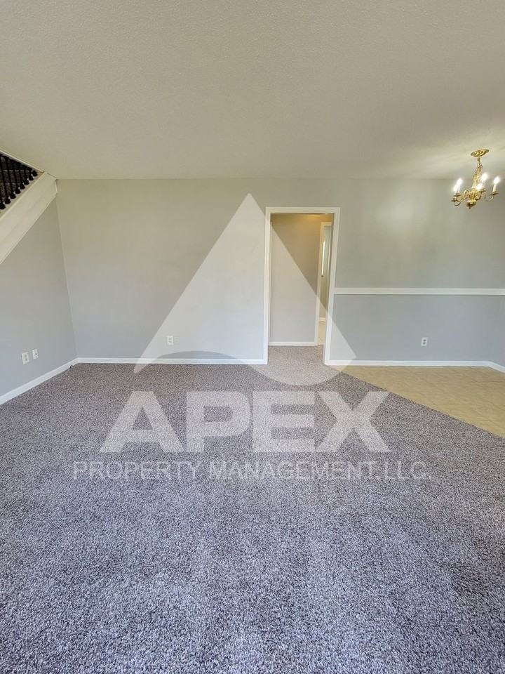 2028 Woodrow Dr - Photo 4 of 28