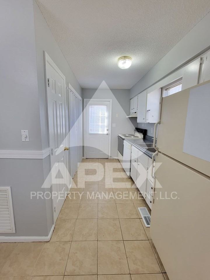 2028 Woodrow Dr - Photo 7 of 28