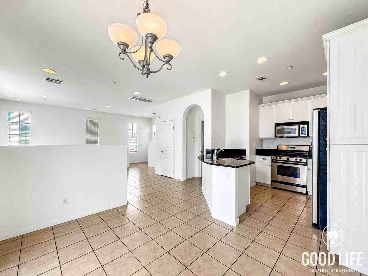 810 Harbor Cliff Way #236 - Photo 5 of 25