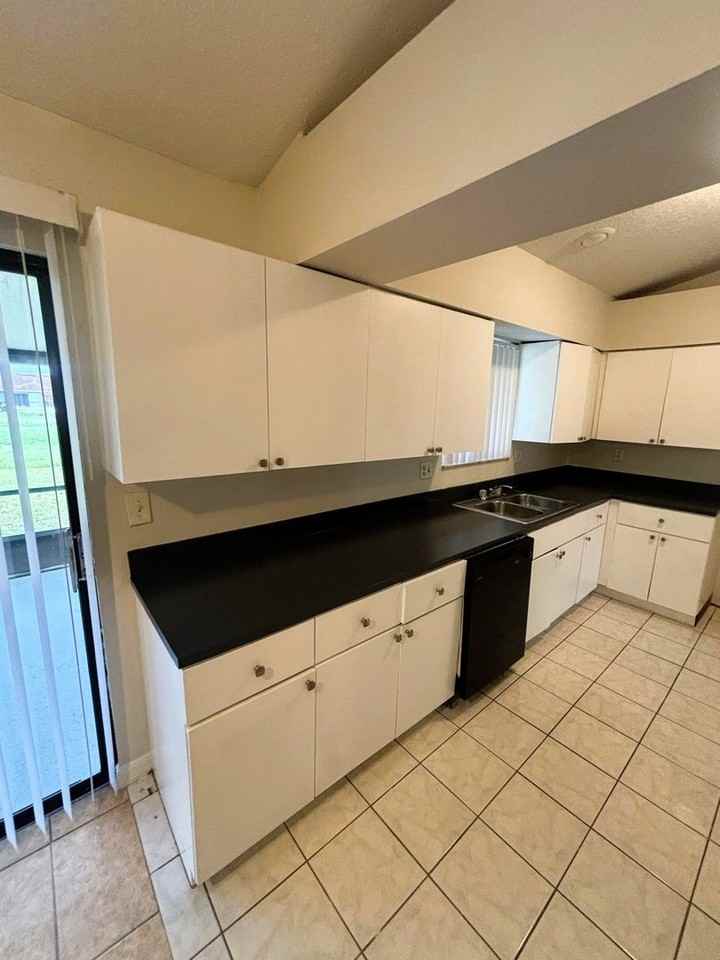 102 Birmingham Dr - Photo 4 of 12