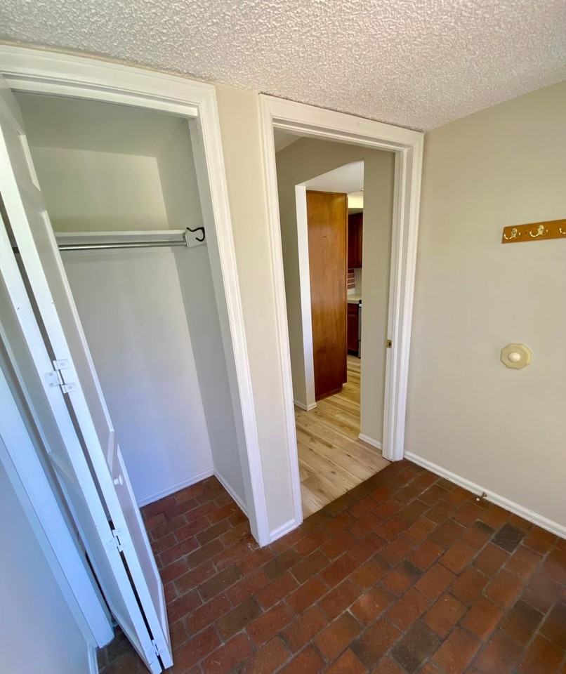 665 Poplar Ave - Photo 4 of 28