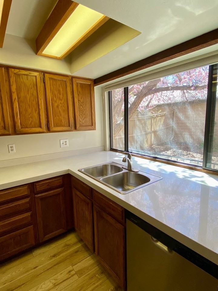 665 Poplar Ave - Photo 6 of 28