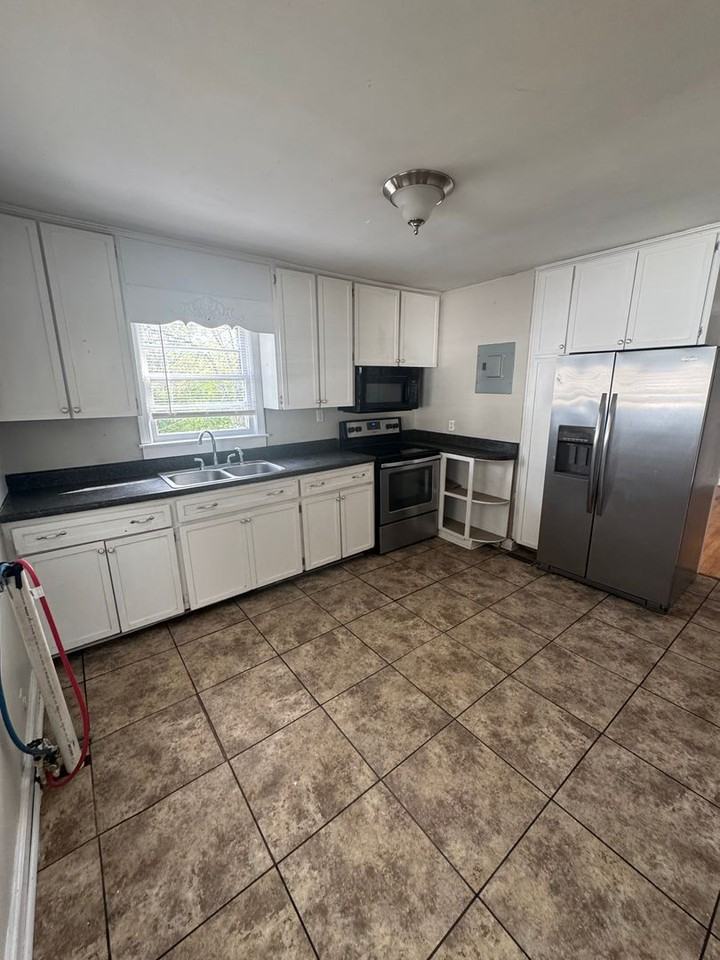 320 W 41st St - Photo 5 of 15