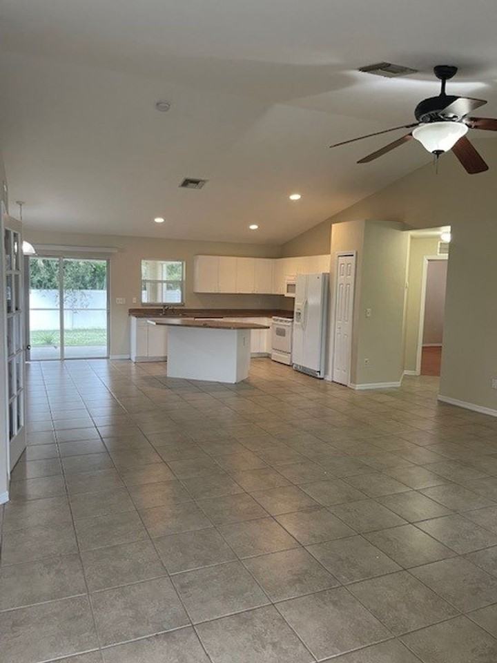 910 Sw 34th Ter - Photo 2 of 17