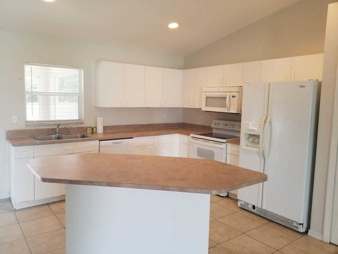 910 Sw 34th Ter - Photo 3 of 17