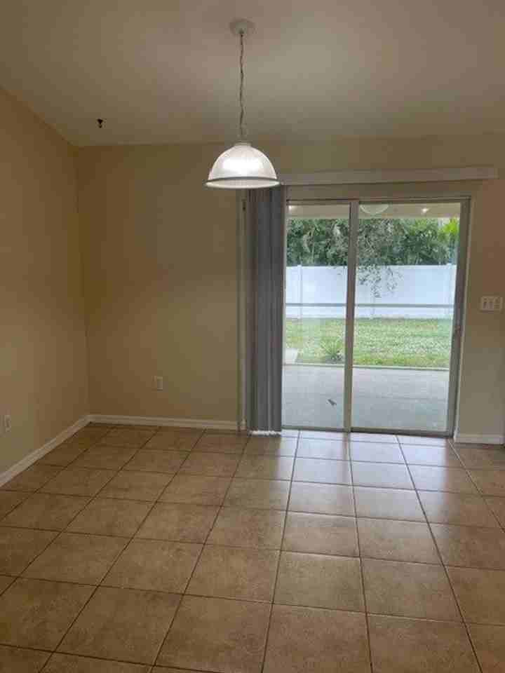 910 Sw 34th Ter - Photo 4 of 17