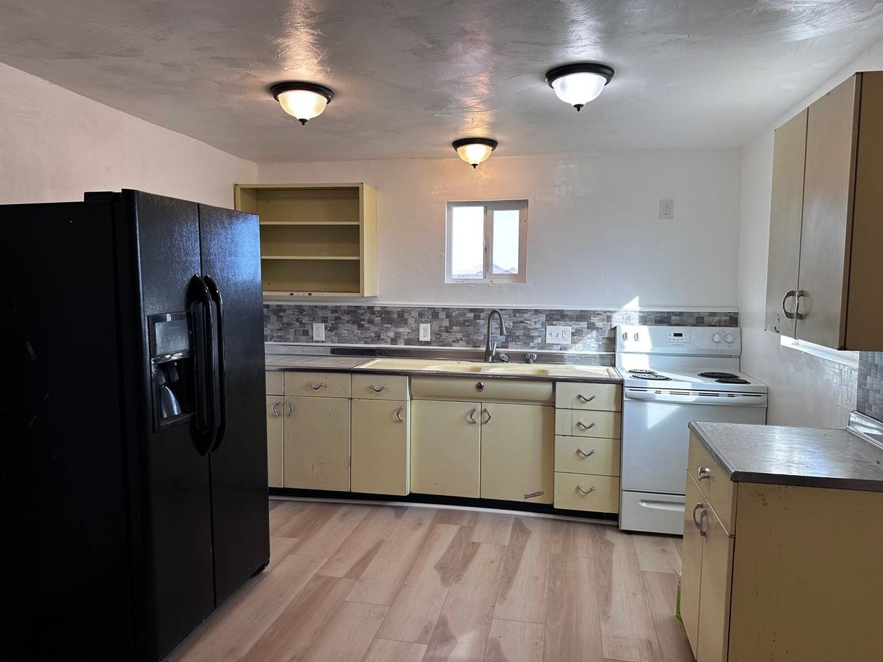 3600 E Thompson Ave - Photo 2 of 6