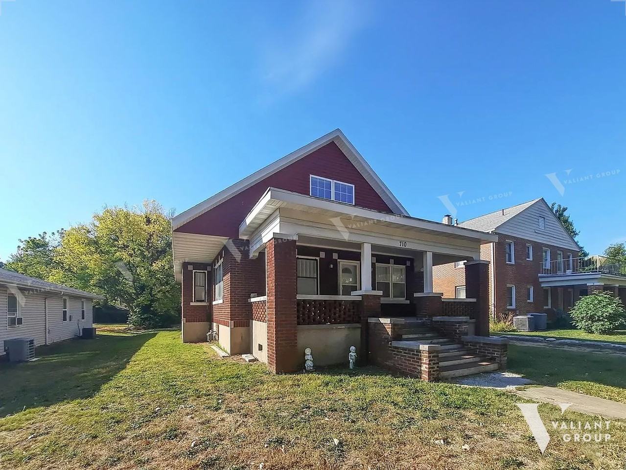 710 E Locust St - Photo 3 of 28