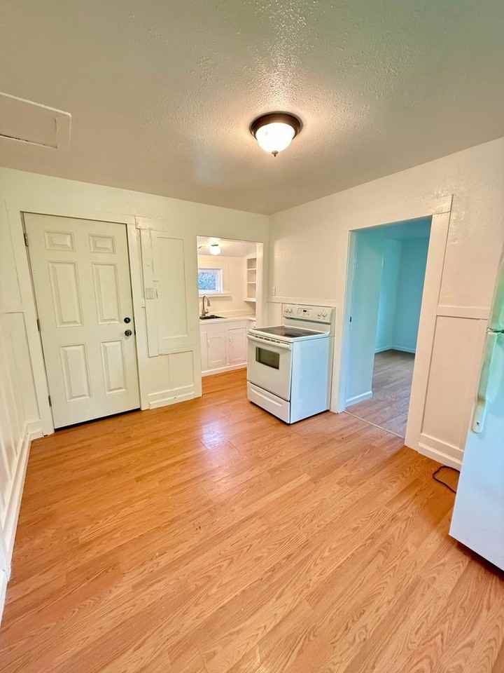 918 Summit St - Photo 2 of 11