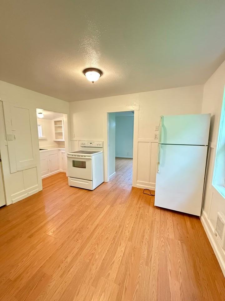 918 Summit St - Photo 3 of 11