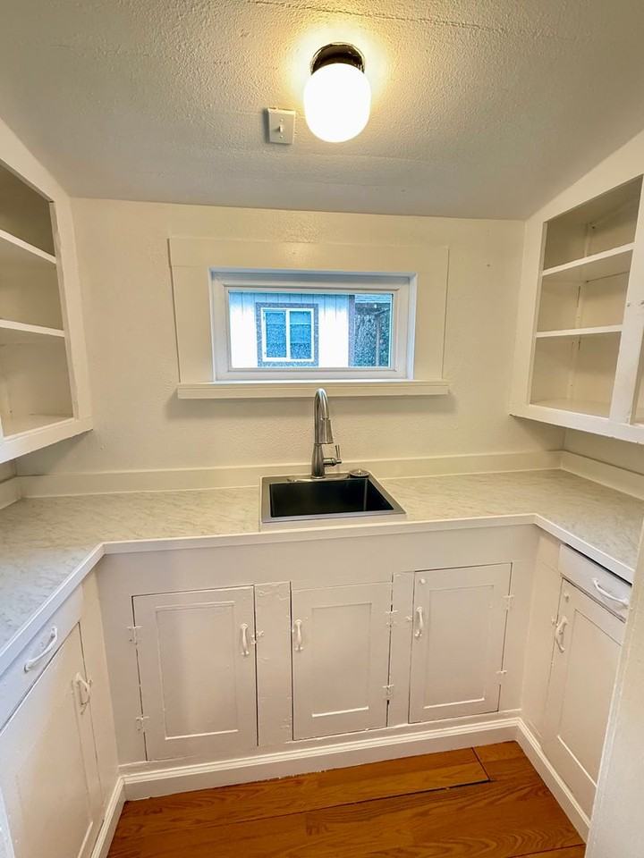 918 Summit St - Photo 4 of 11