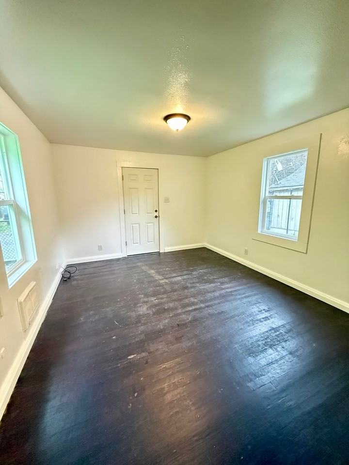 918 Summit St - Photo 5 of 11