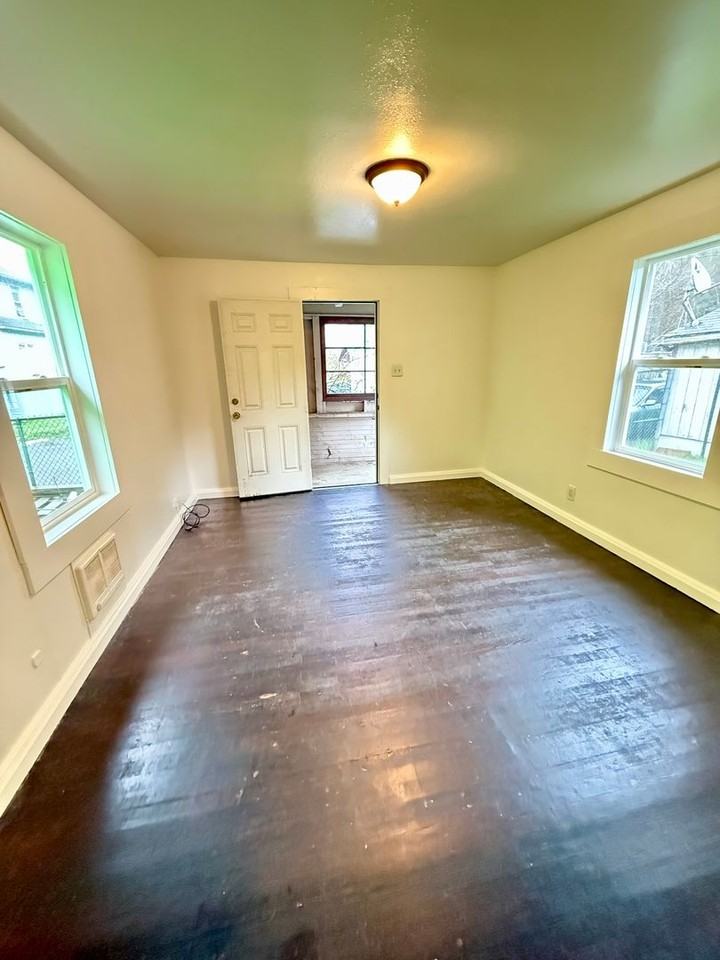 918 Summit St - Photo 7 of 11