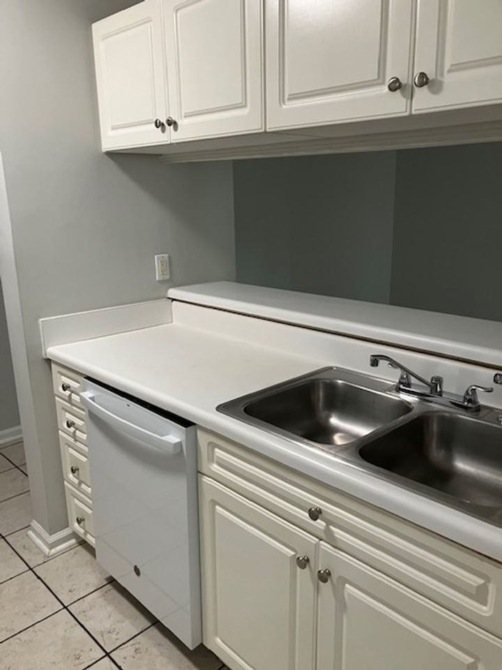 909 Litchfield Way Apt H - Photo 5 of 13