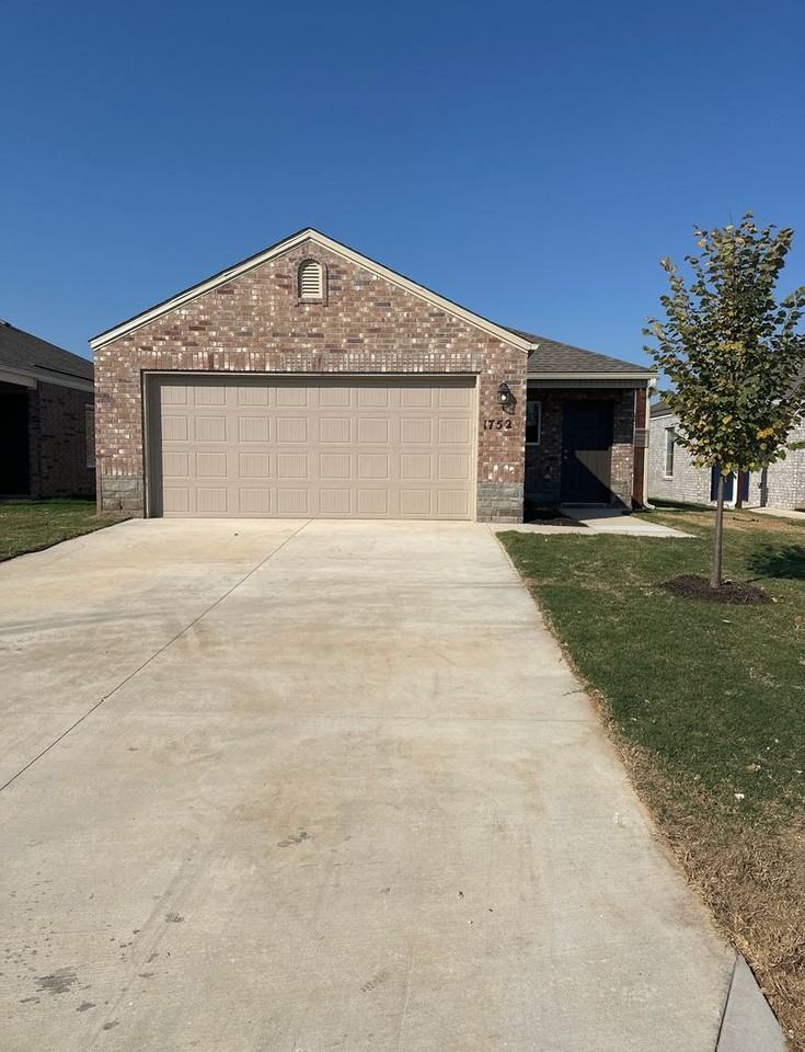 1752 Breckenridge St - Photo 4 of 16